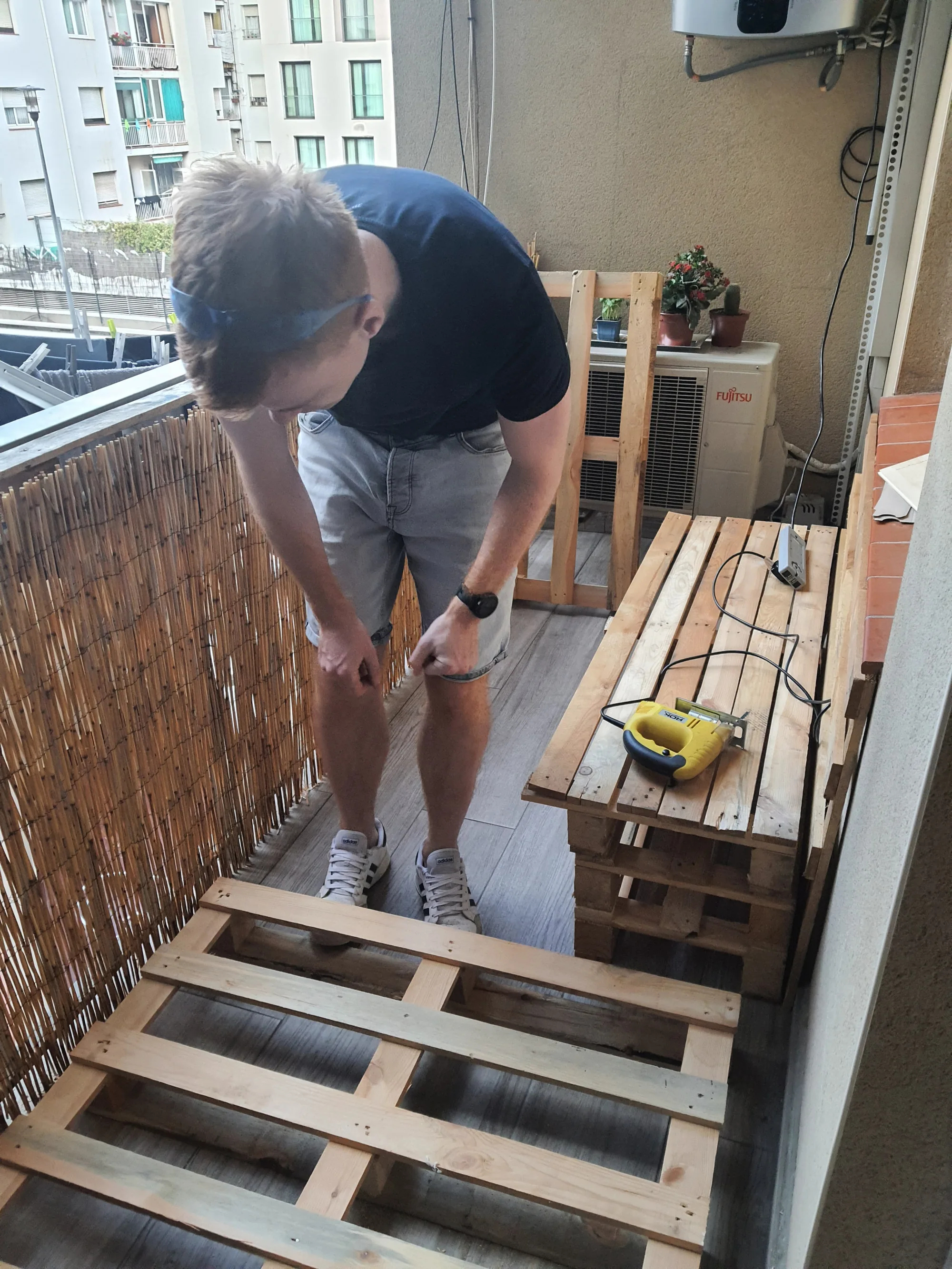 Stripping pallet boards
